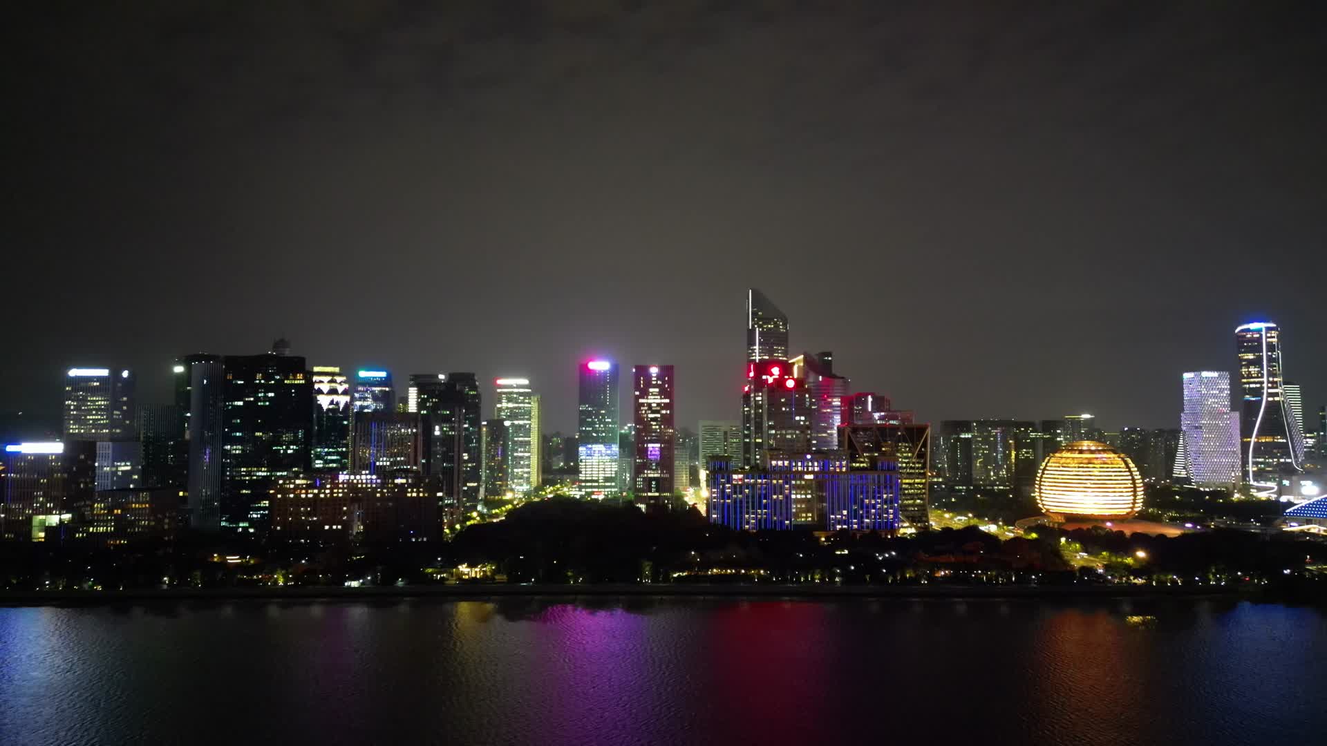 航拍浙江杭州钱江新城城市阳台夜景视频的预览图
