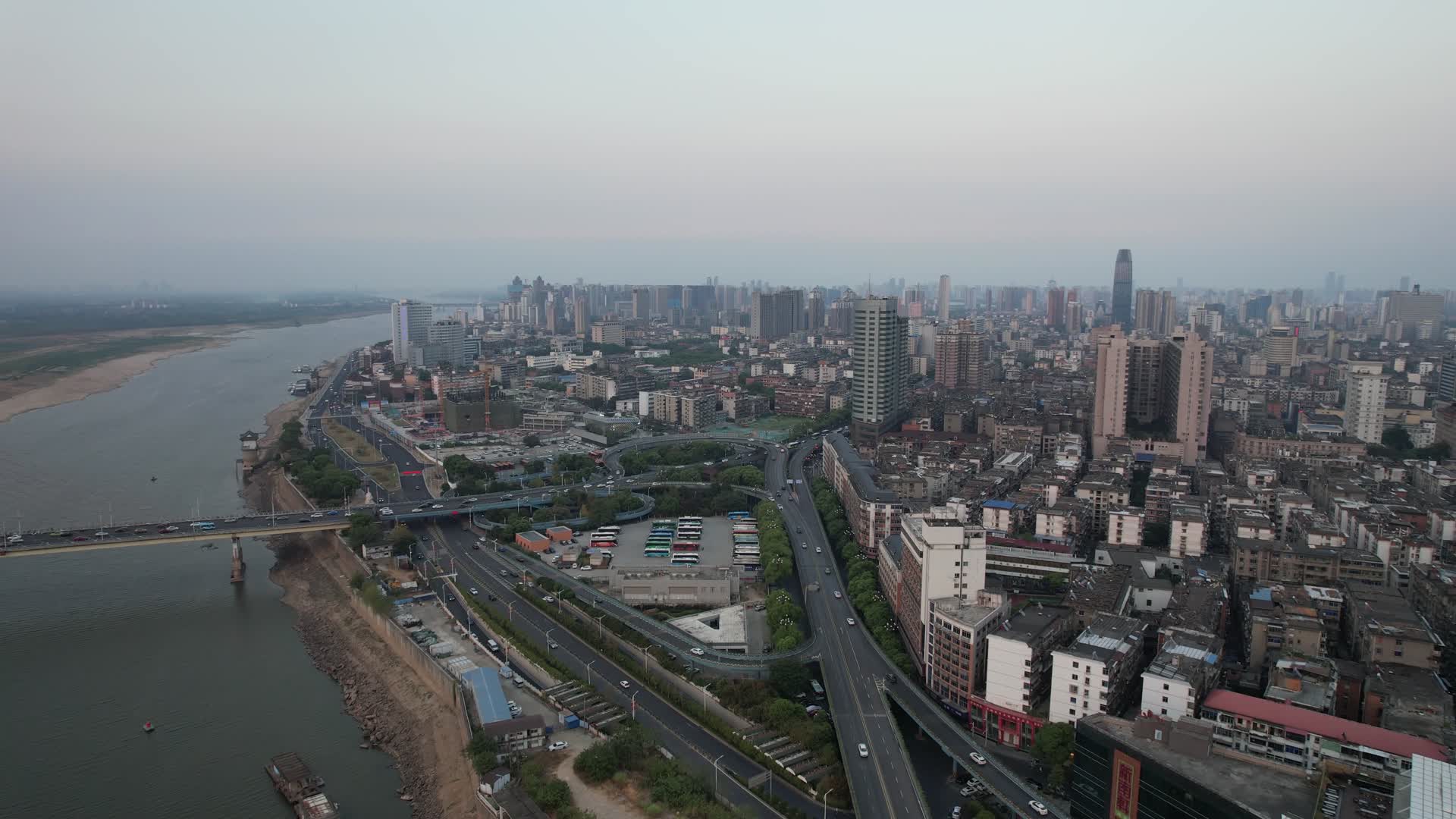 航拍江西南昌交通高架桥视频的预览图