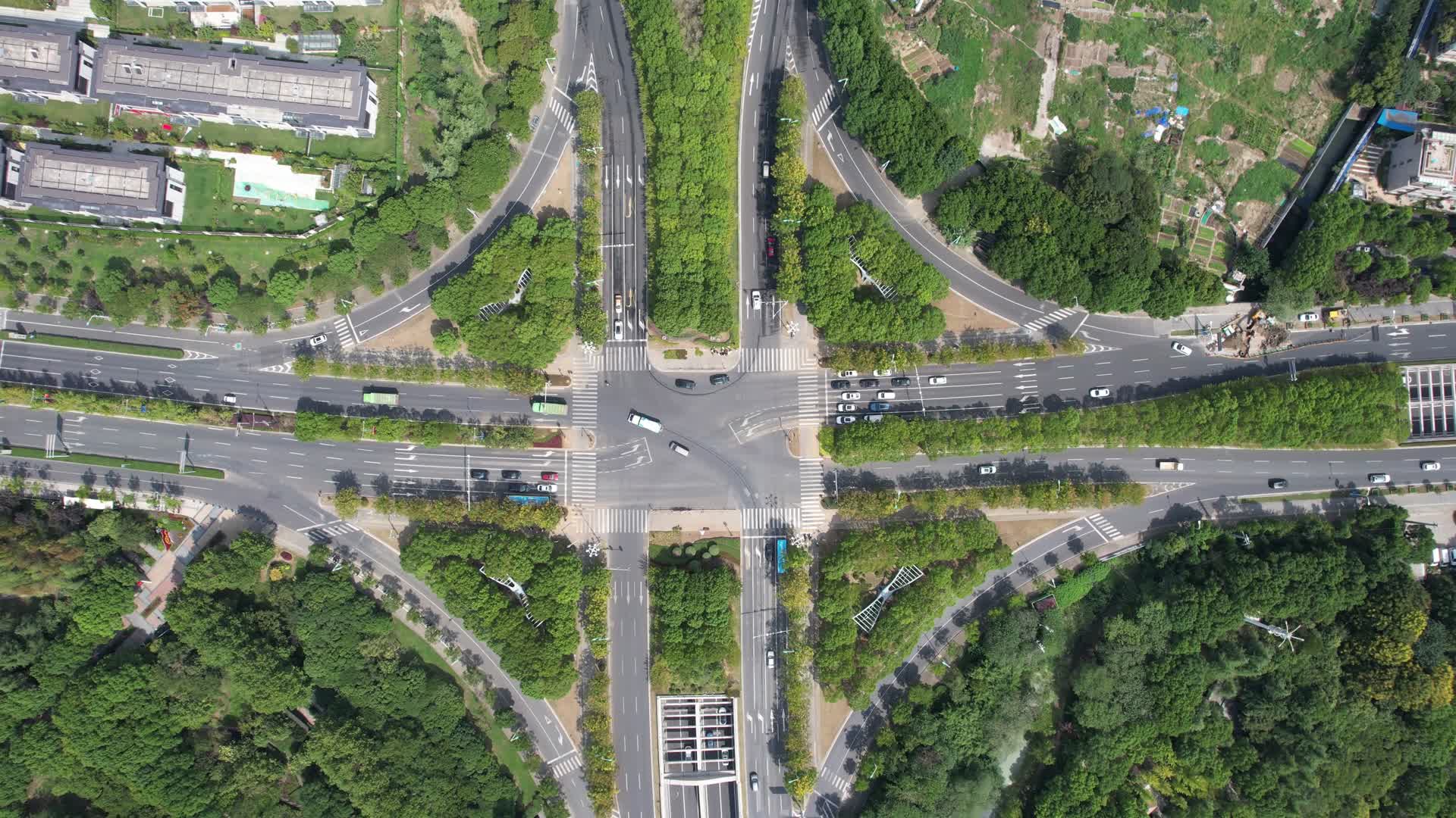 航拍江苏无锡蠡湖大道交通十字路口视频的预览图