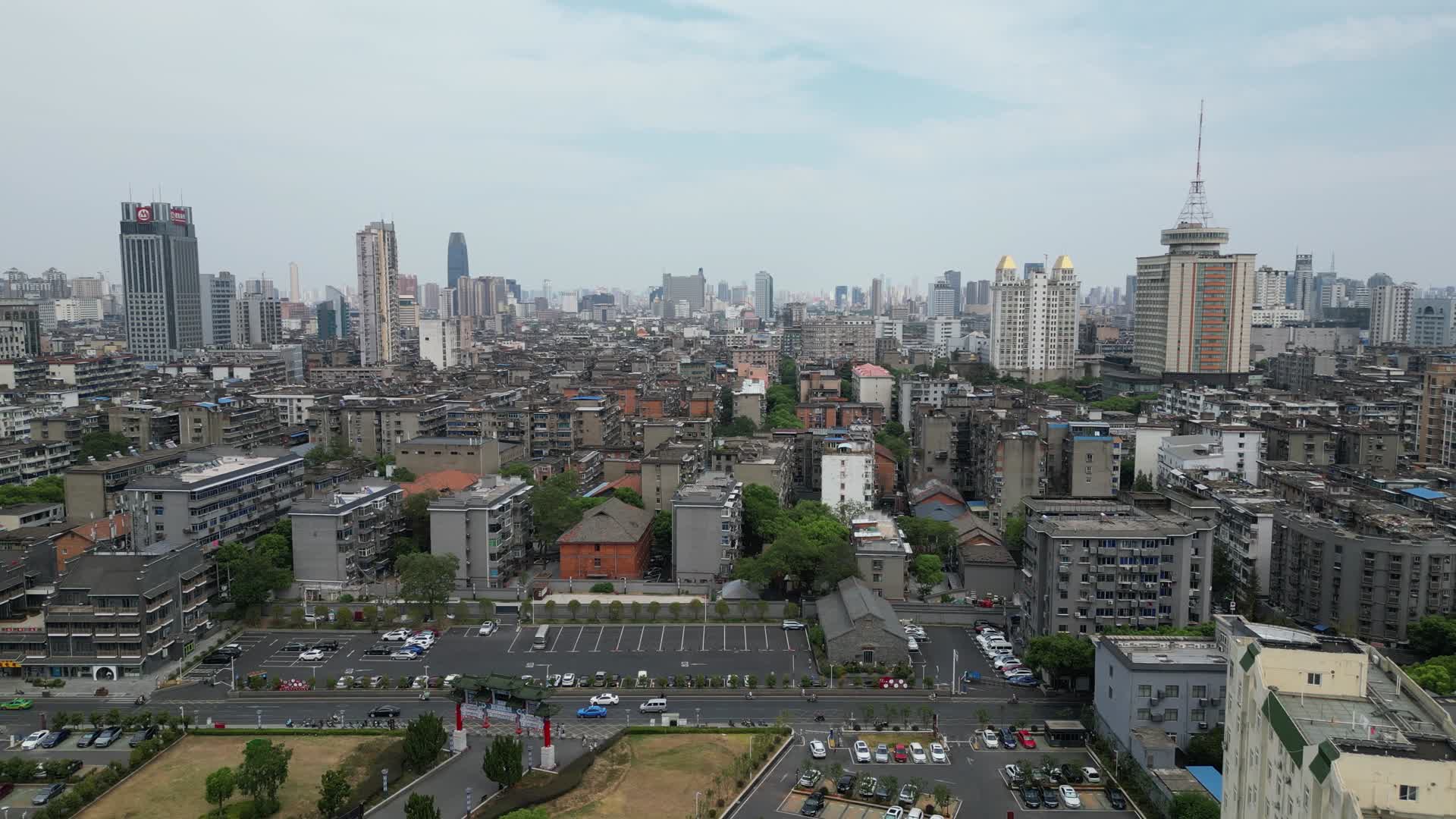 航拍江西南昌市东湖区城市风光视频的预览图
