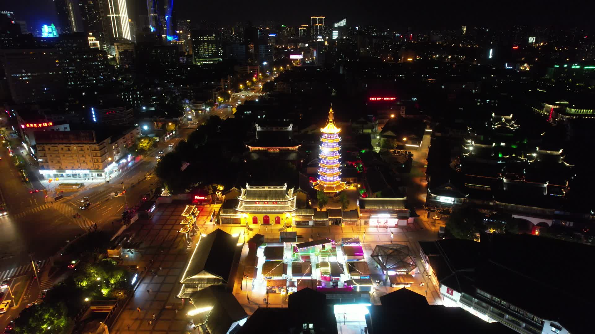 航拍江苏无锡南禅寺步行街夜景视频的预览图