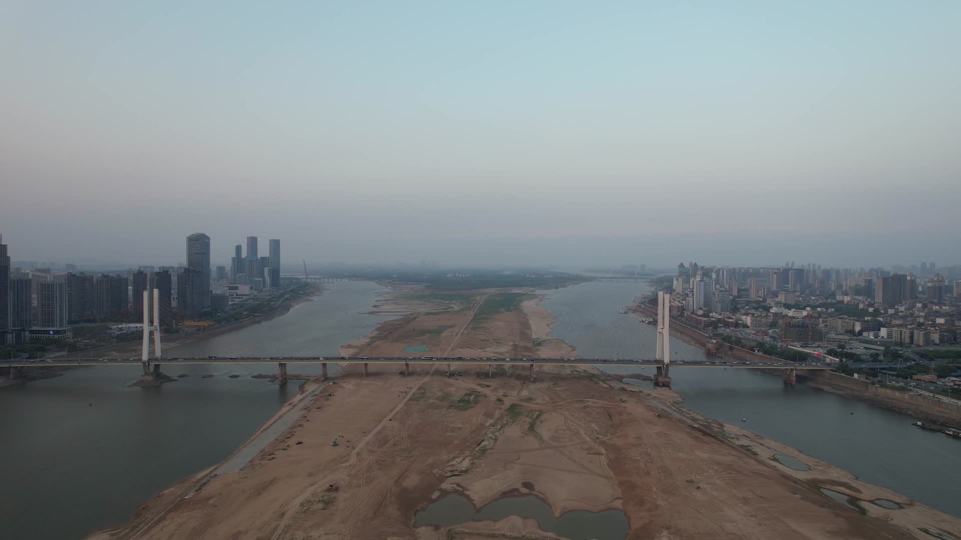航拍江西南昌赣江八一大桥视频的预览图