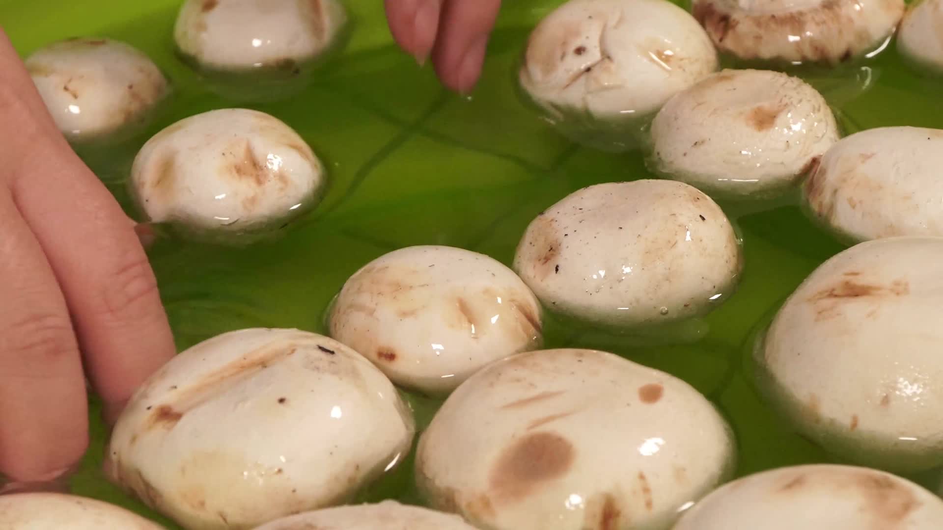 剪口蘑根厨房剪处理蘑菇视频的预览图