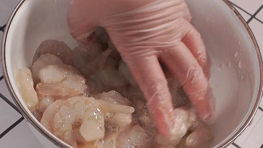 化开速冻虾仁加调料腌制虾肉视频的预览图