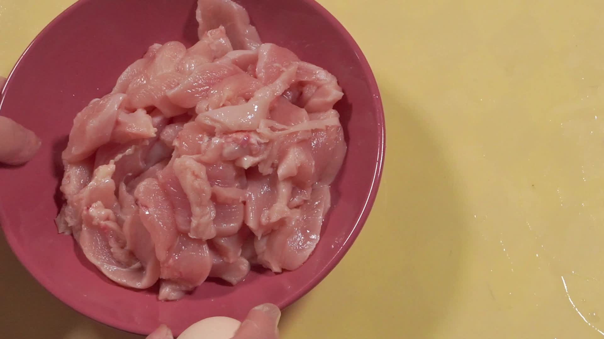 鸡蛋淀粉腌制肉片制作肉片视频的预览图