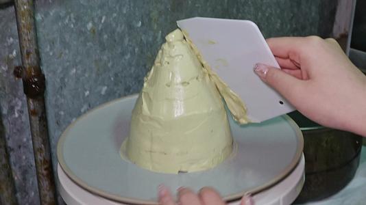 挤奶油裱花袋制作蛋糕西点甜品视频的预览图
