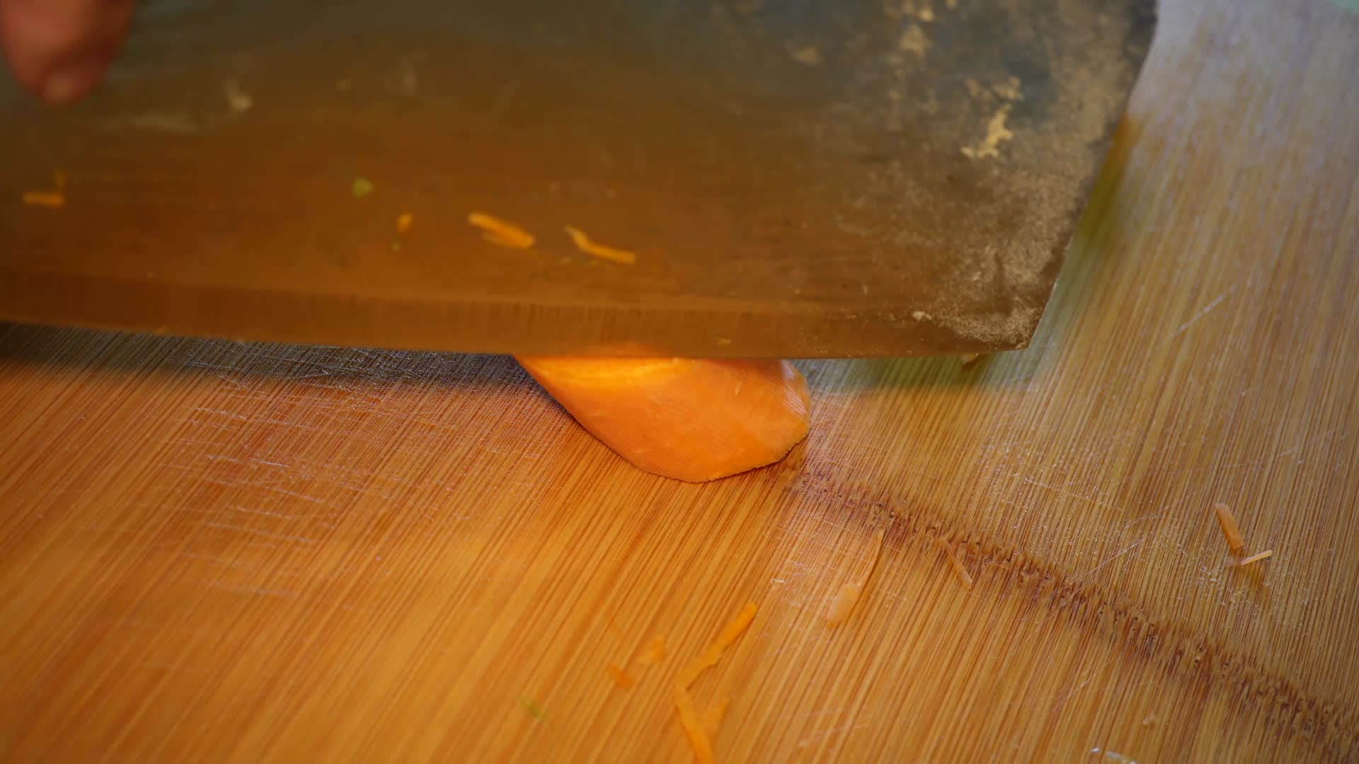 胡萝卜削皮切丝切片切菜视频的预览图