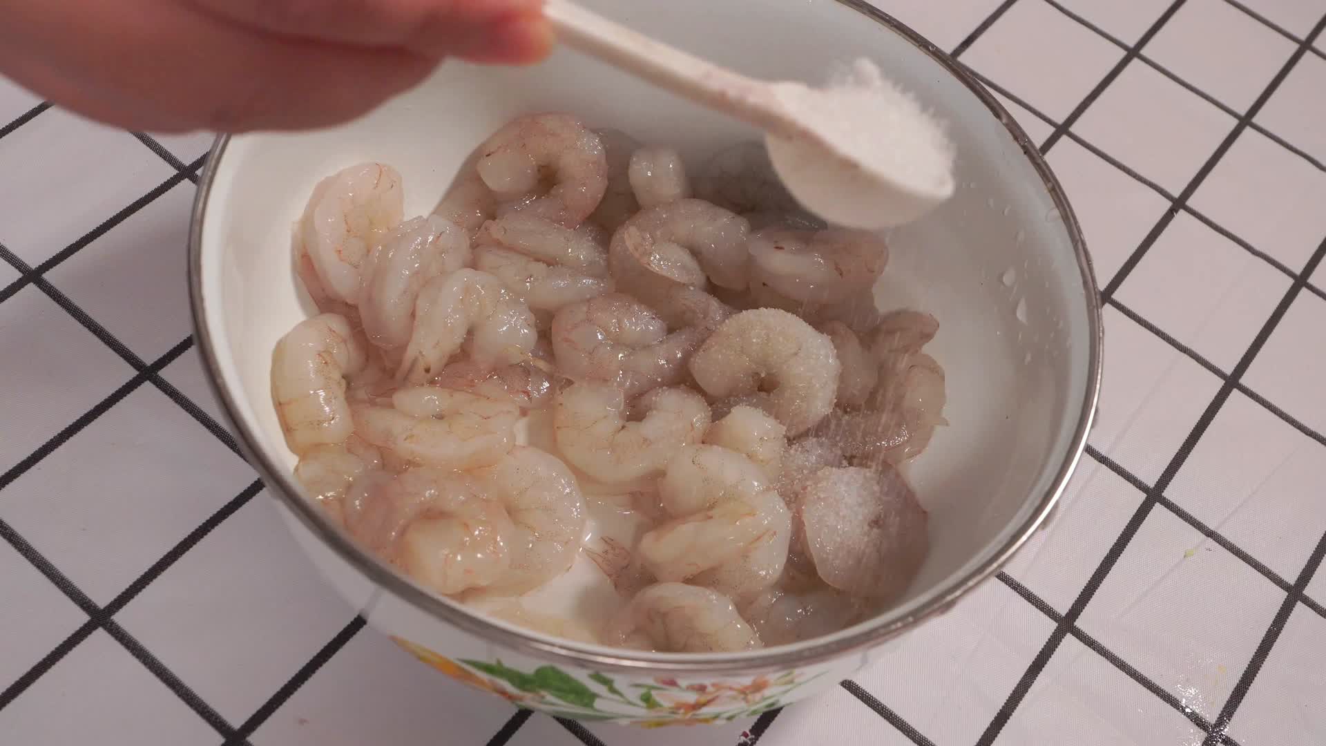化开速冻虾仁加调料腌制虾肉视频的预览图