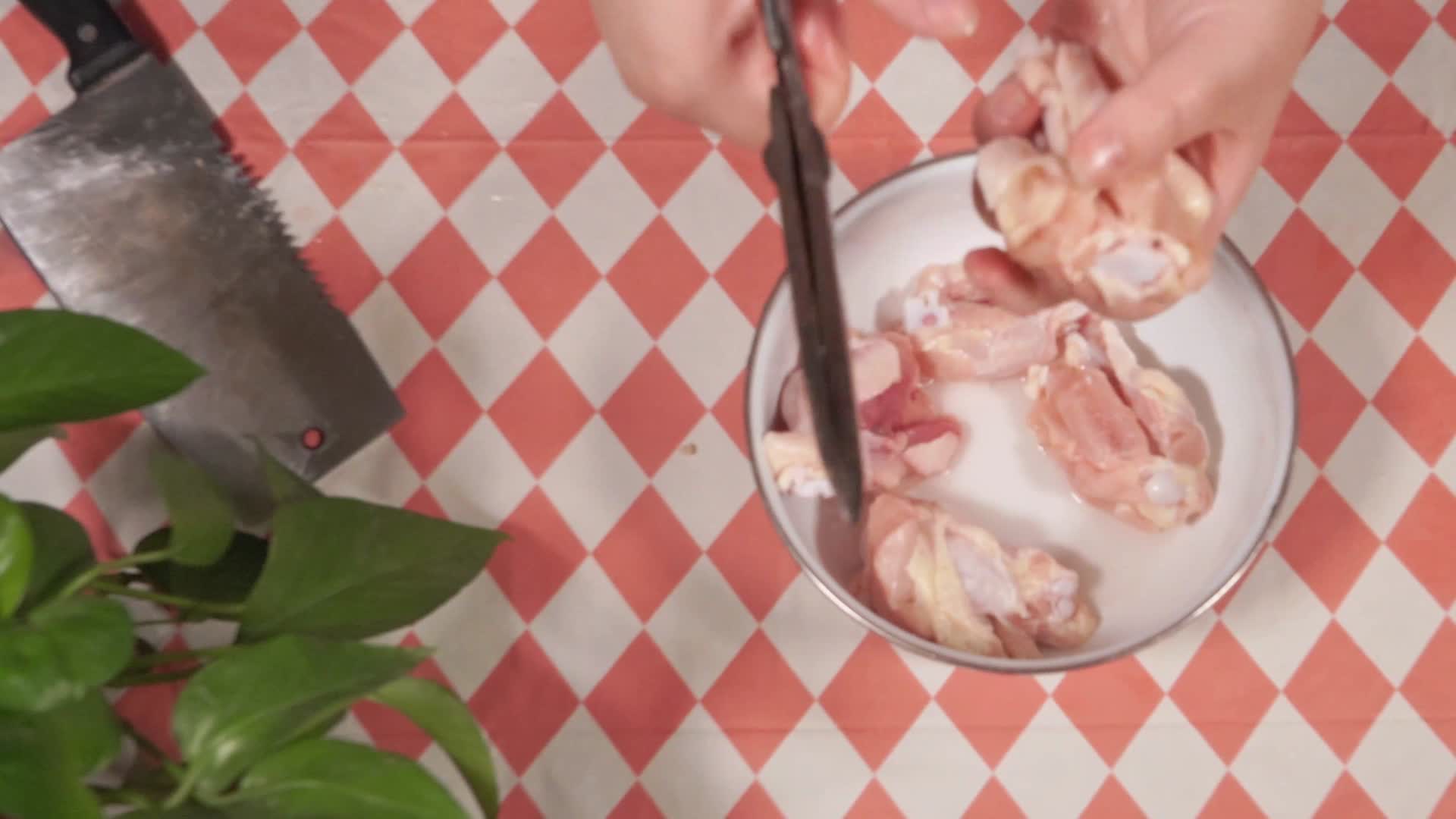 剪刀给鸡翅根小鸡腿去骨处理食材鸡肉视频的预览图