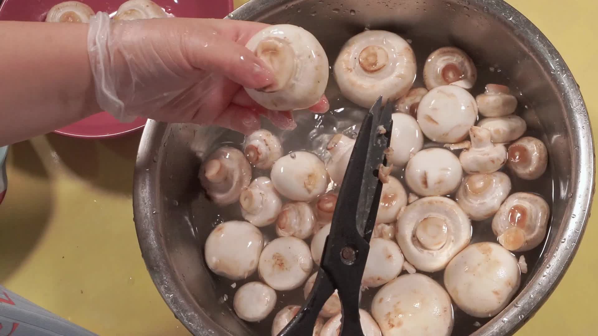剪刀给口蘑去根清洗口蘑洗蘑菇视频的预览图