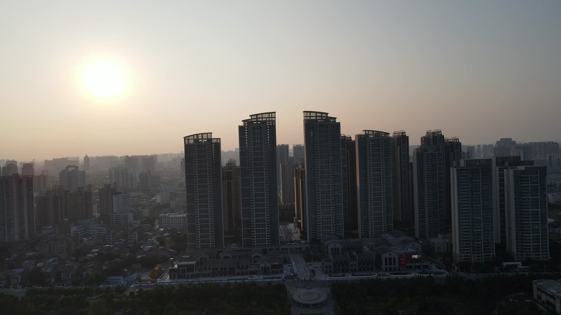 城市日落剪影交通高楼车辆航拍视频的预览图