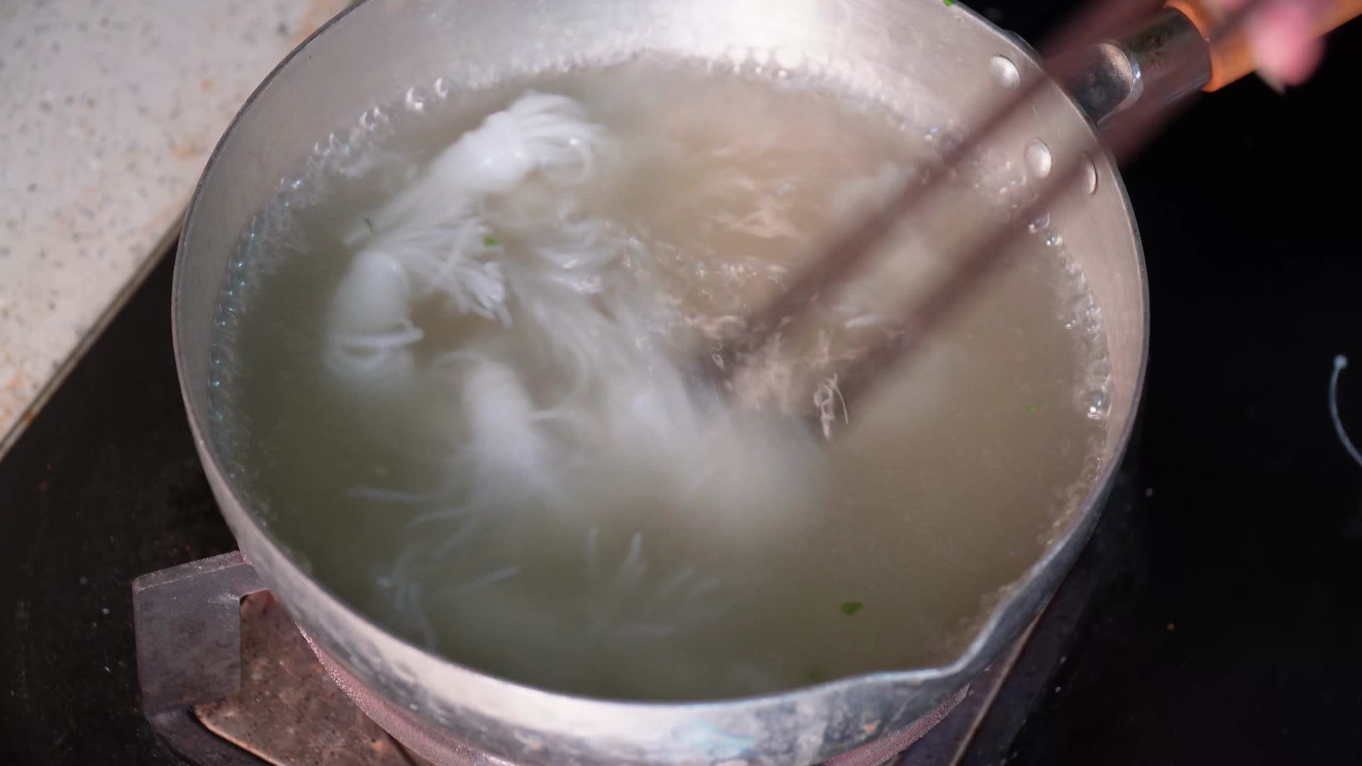 开水汆烫焯水处理魔芋视频的预览图