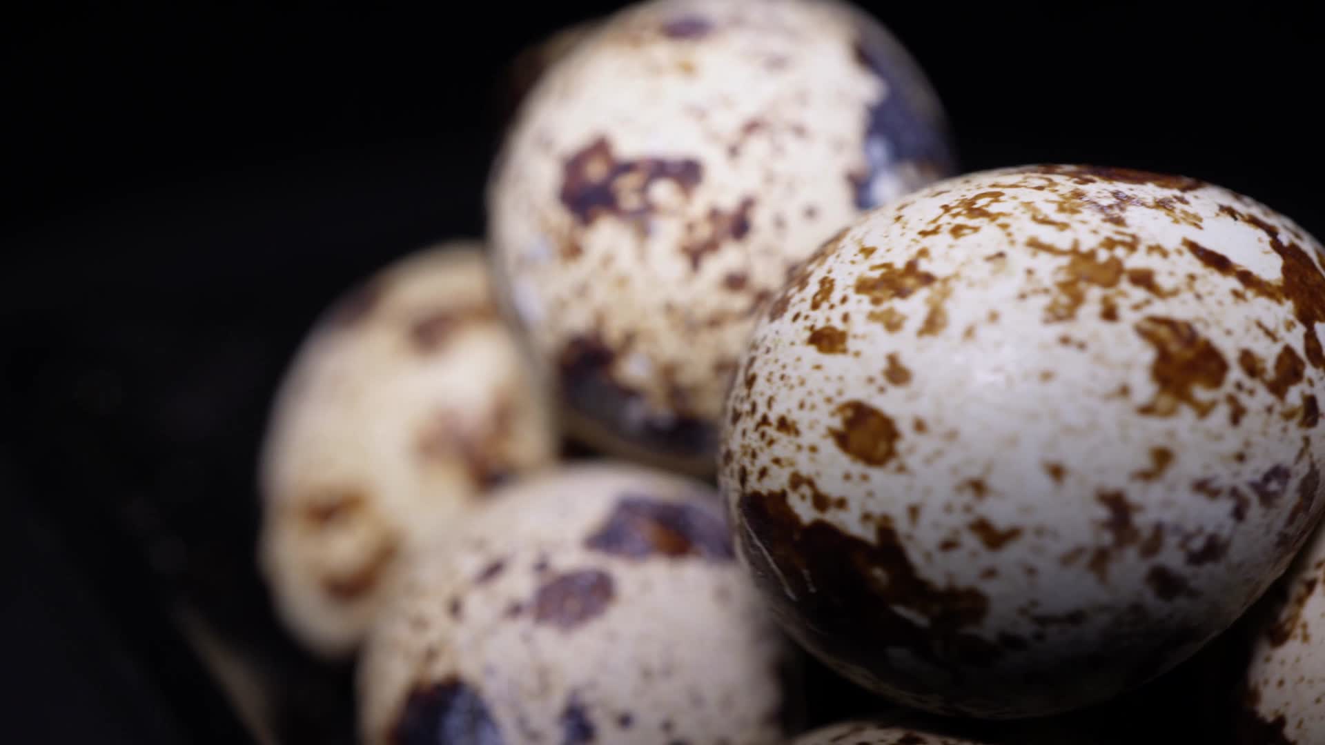 搅打蛋液鹌鹑蛋磕鸡蛋视频的预览图