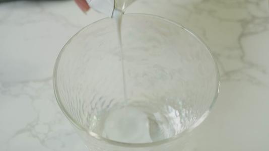 搅拌机玻璃杯打奶泡视频的预览图