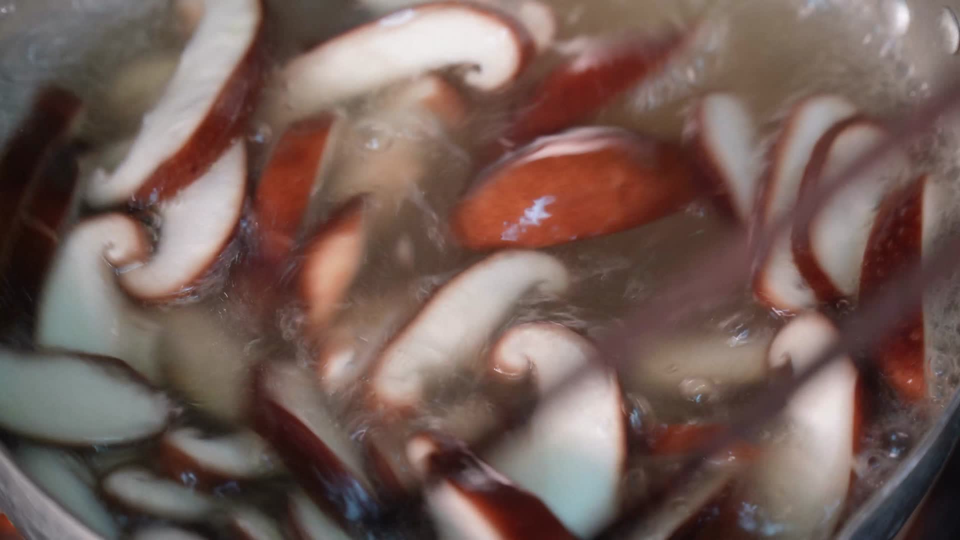 开水煮口蘑蘑菇视频的预览图