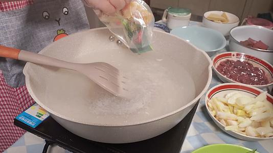 开水煮冻豆腐视频的预览图
