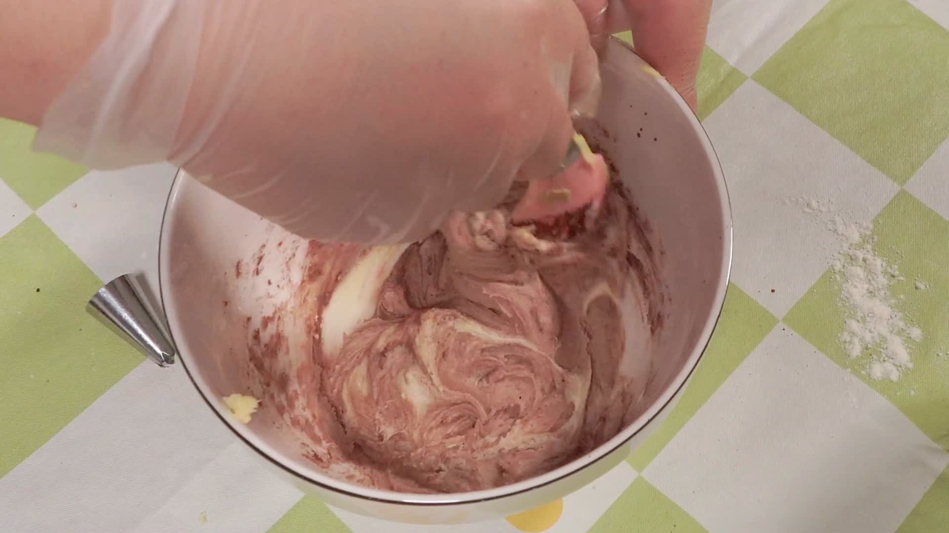 可可粉制作巧克力奶油装入裱花袋视频的预览图