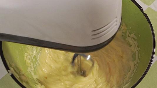 搅拌器打发乳化黄油视频的预览图