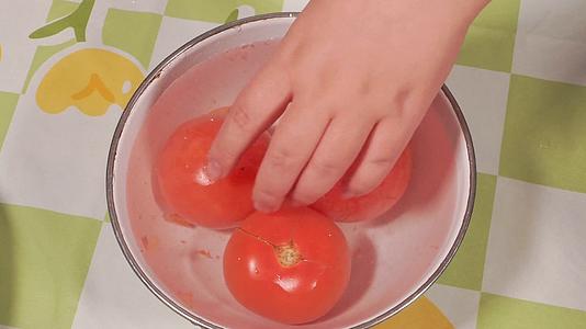 开水汆烫西红柿剥皮番茄去皮视频的预览图