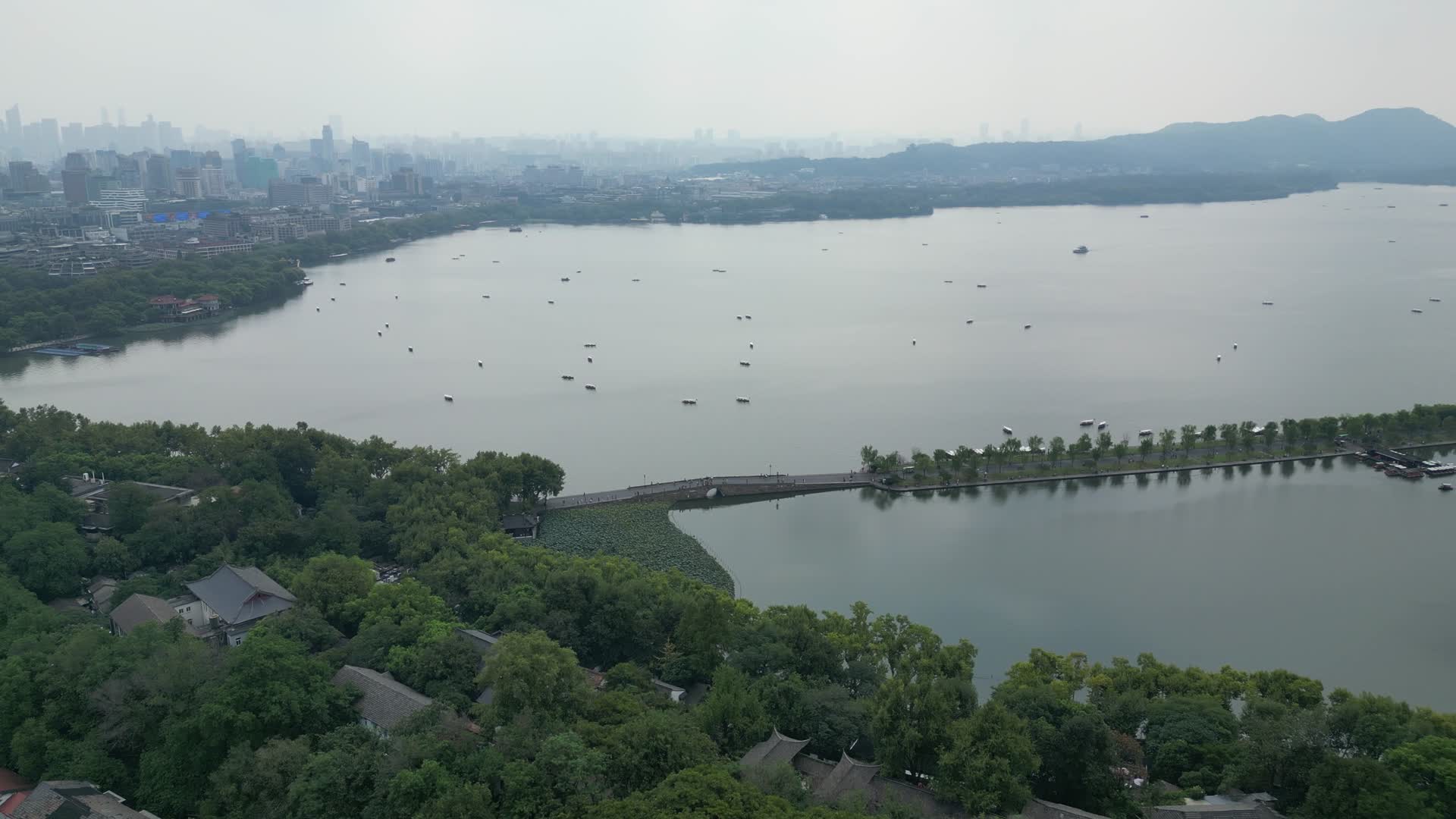 航拍浙江杭州西湖景区白堤断桥视频的预览图