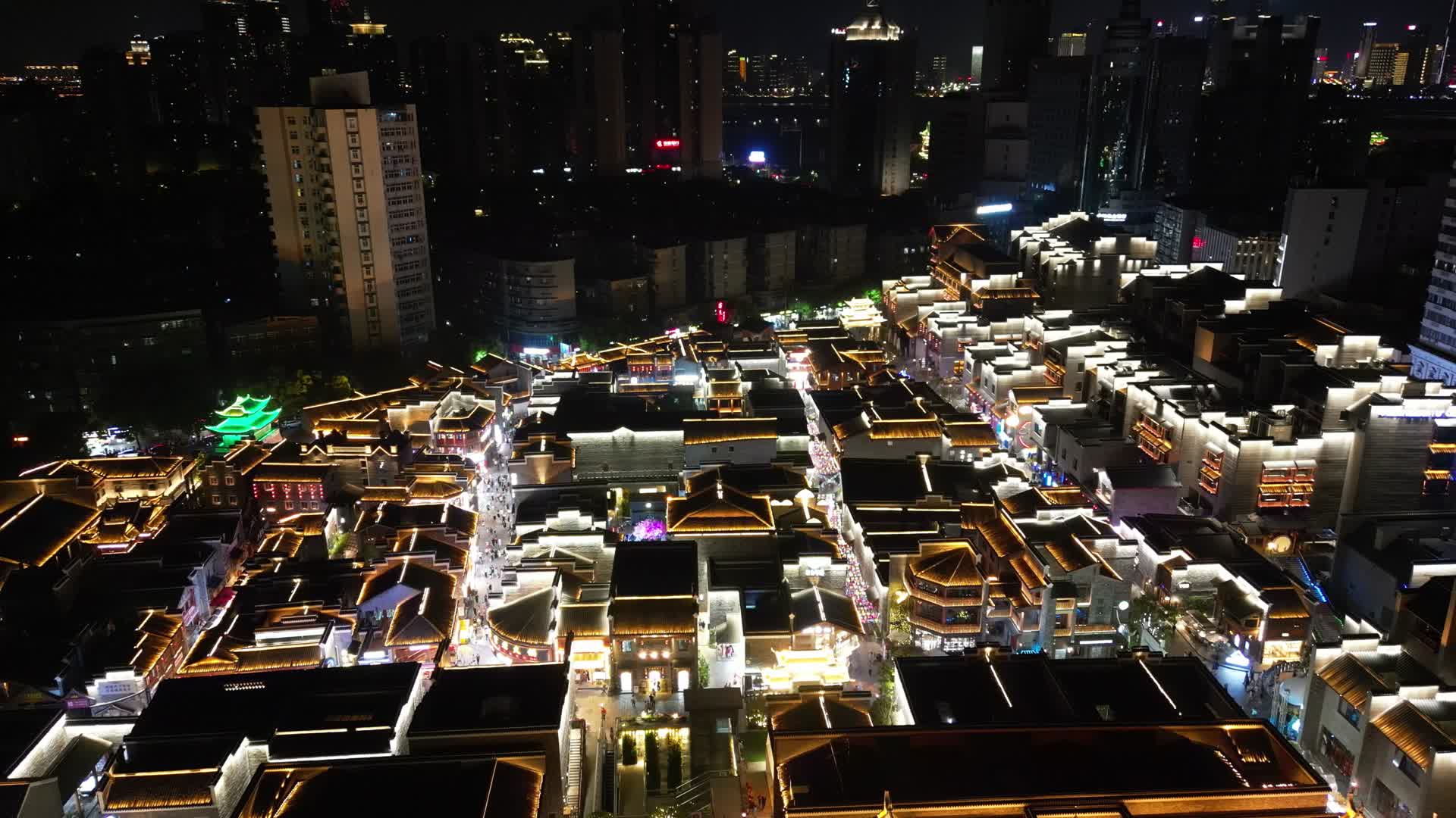 航拍江西南昌万寿宫历史文化街区夜景视频的预览图