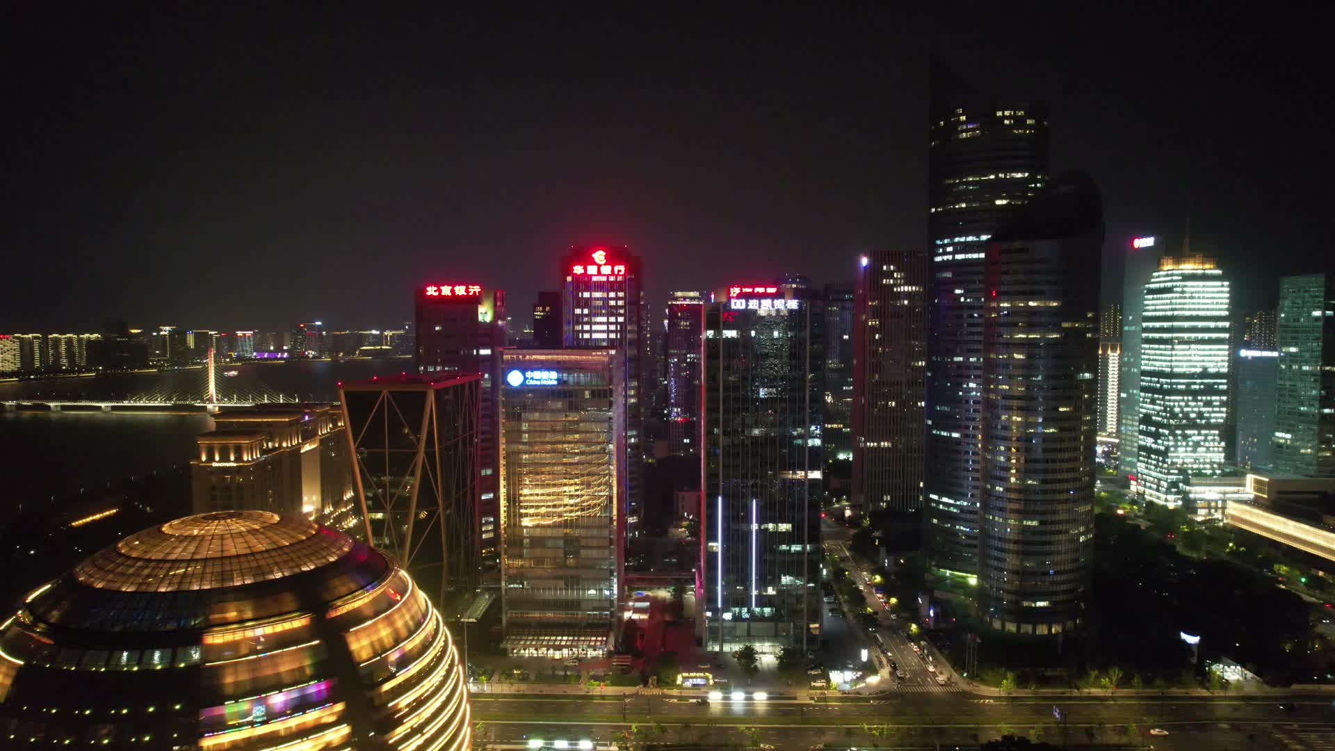 航拍浙江杭州钱江新城CBD夜景视频的预览图