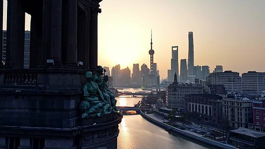 上海航拍4K陆家嘴金融城上海日出视频的预览图