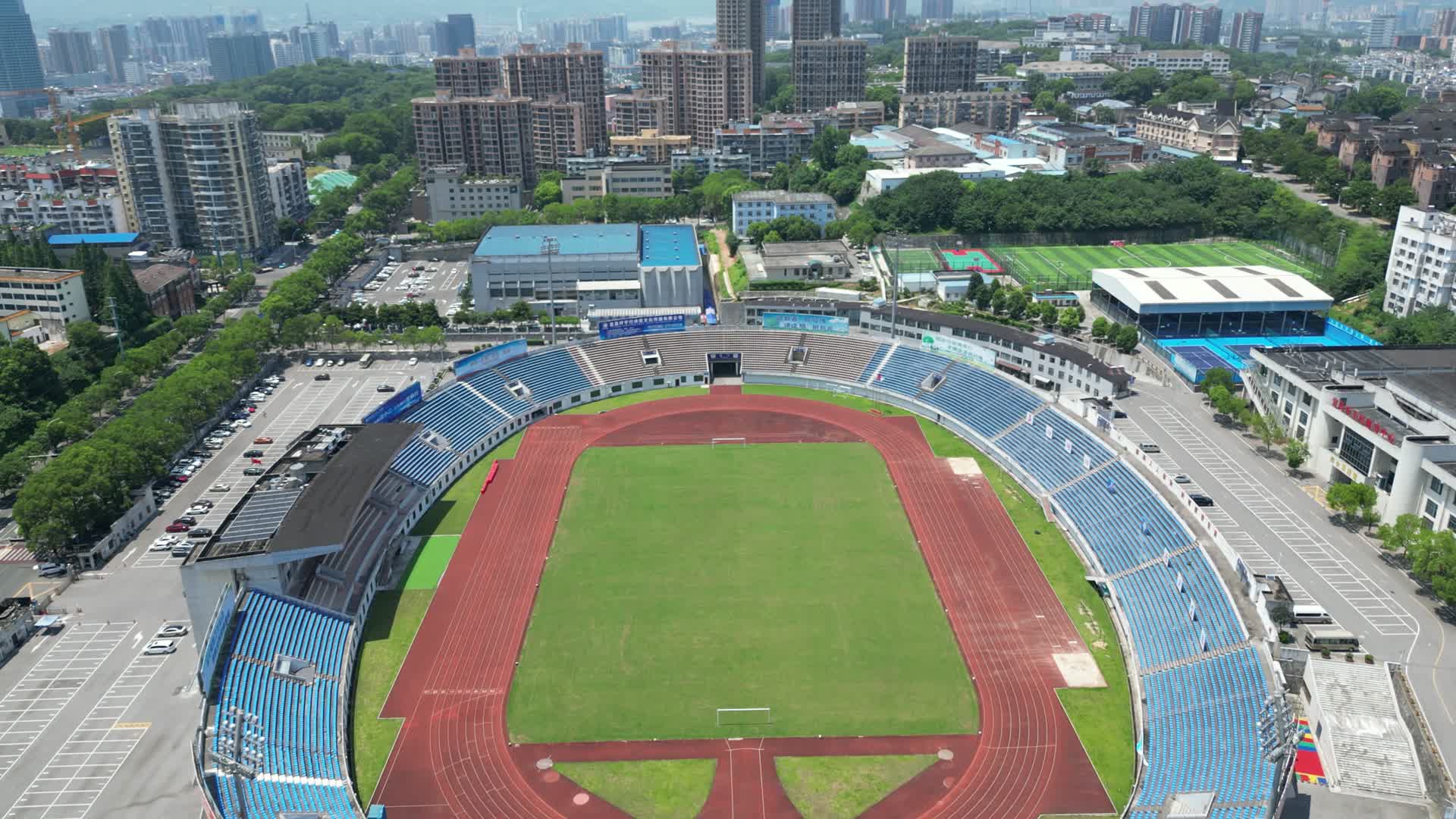 航拍湖北宜昌市体育场视频的预览图