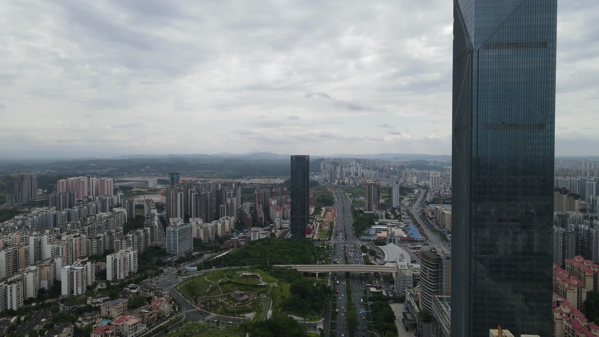 航拍广西南宁民族大道城市高楼视频的预览图