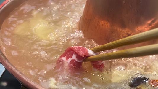 老北京铜锅涮肉涮羊肉清汤涮锅视频的预览图