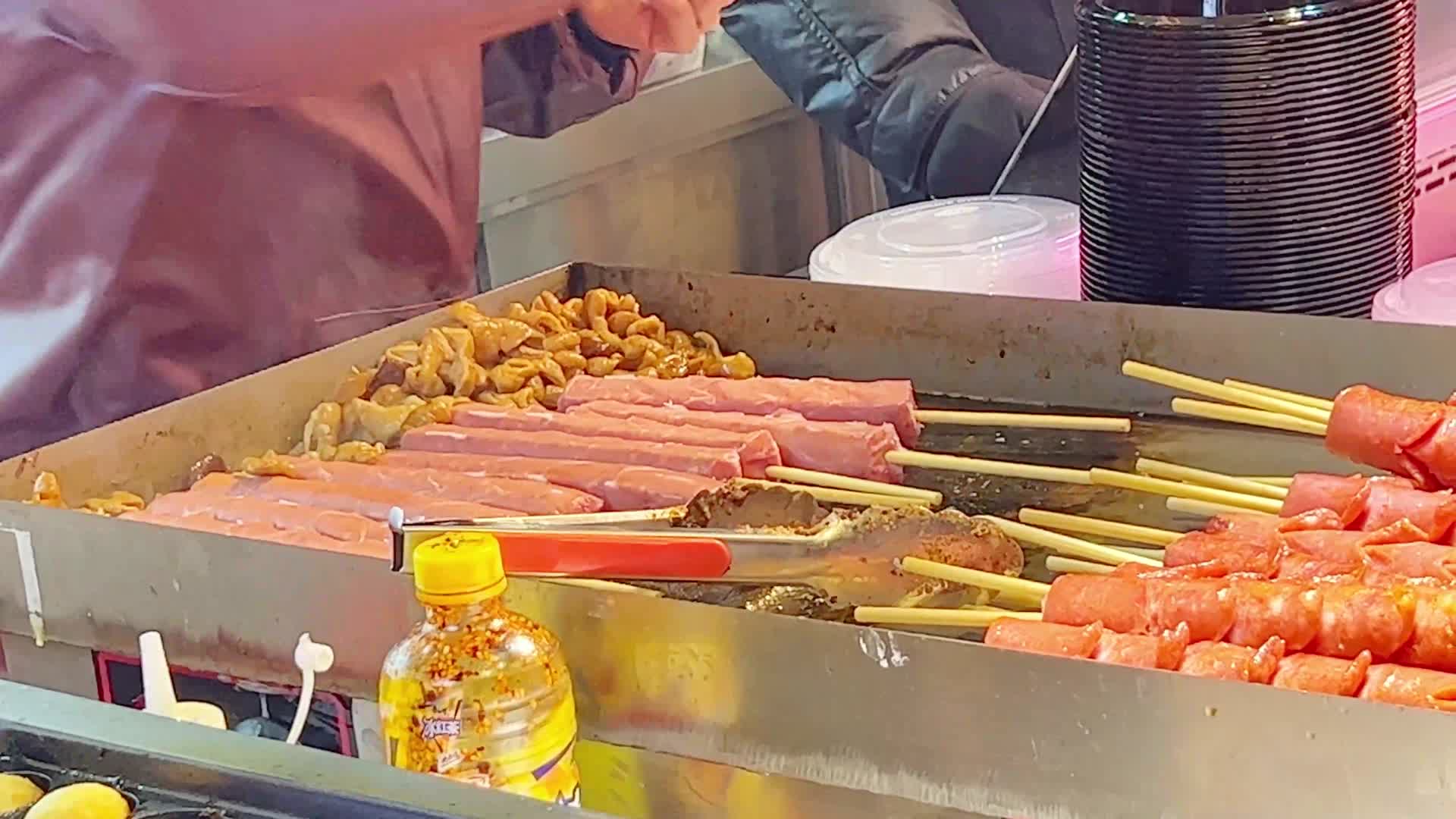 老北京街边小吃烤肠烤鸭烤鸡架烧烤美食视频的预览图