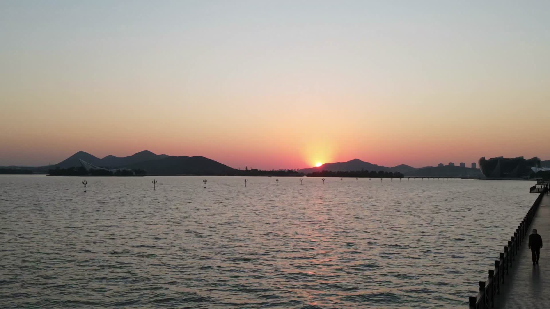 航拍江苏徐州云龙湖5A景区日落夕阳视频的预览图