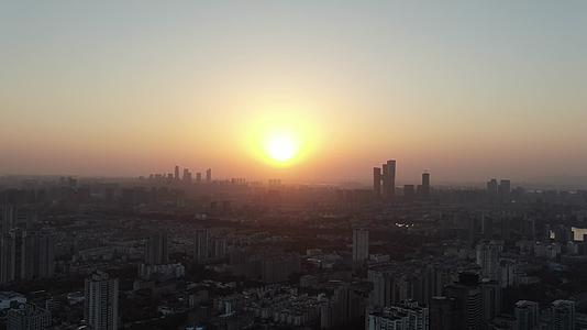 航拍江苏南京城市日落夕阳视频的预览图