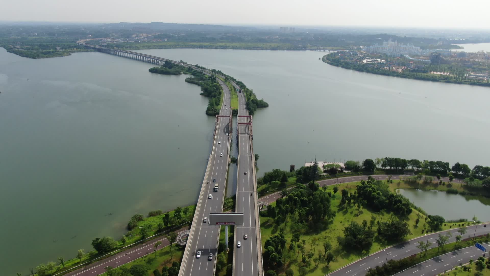 航拍湖南常德柳叶湖大桥视频的预览图