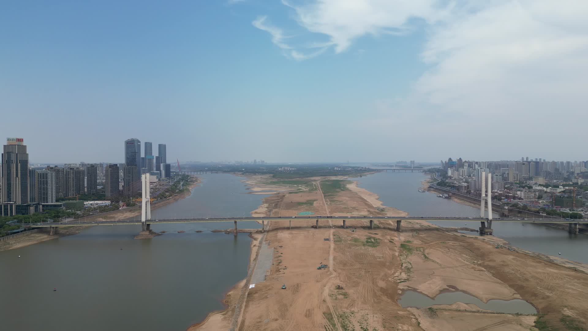 航拍江西南昌赣江城市风光南昌大景视频的预览图