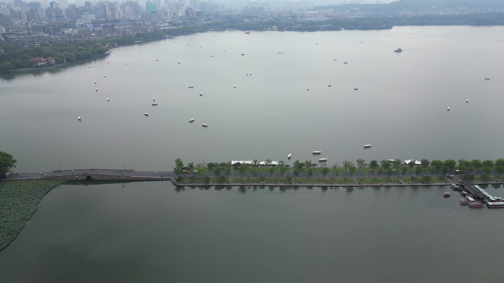 航拍浙江杭州西湖景区白堤断桥视频的预览图