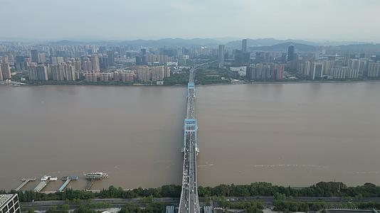 航拍浙江杭州复兴大桥视频的预览图