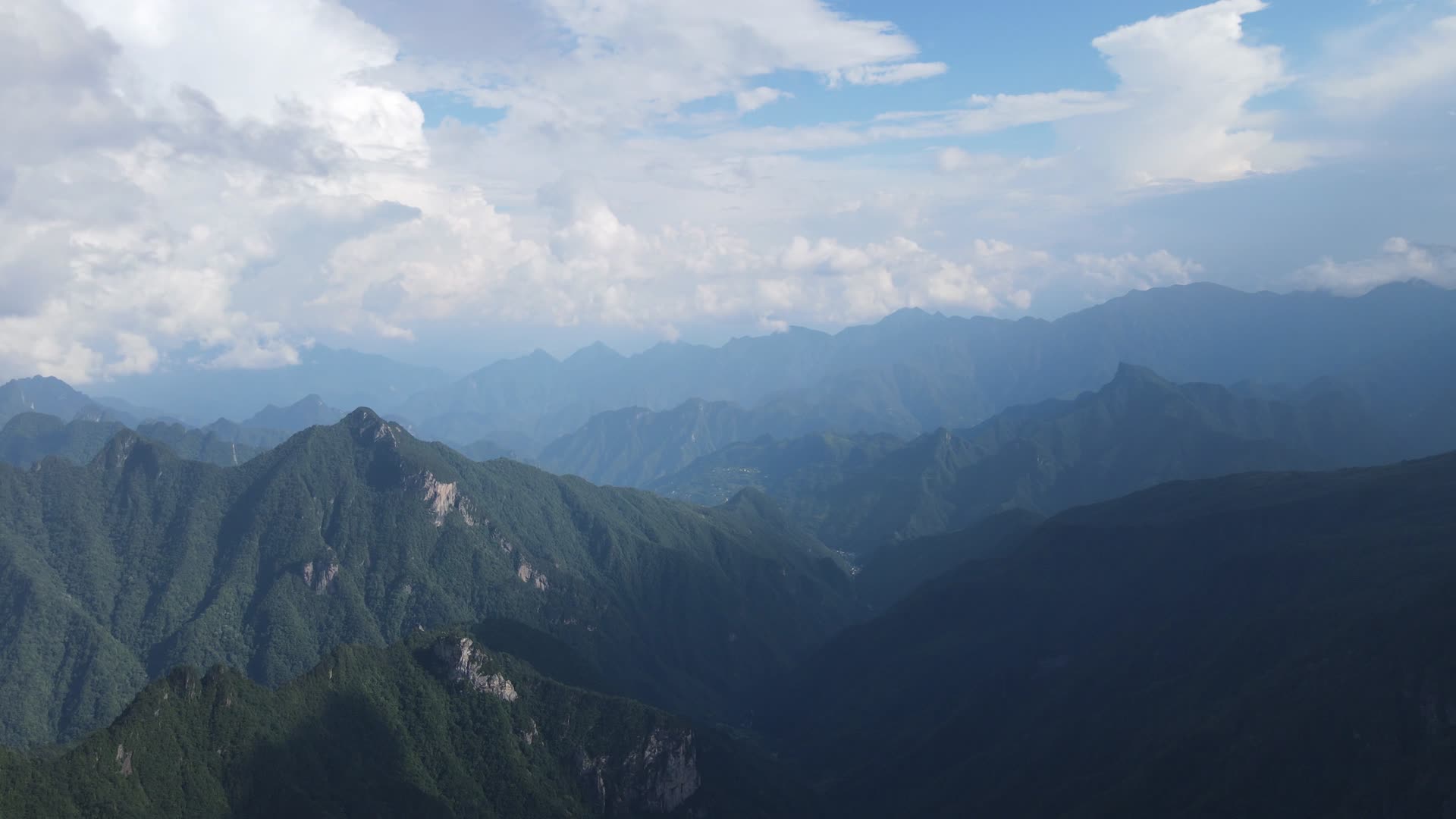 风景大自然丛山峻岭山川航拍视频的预览图