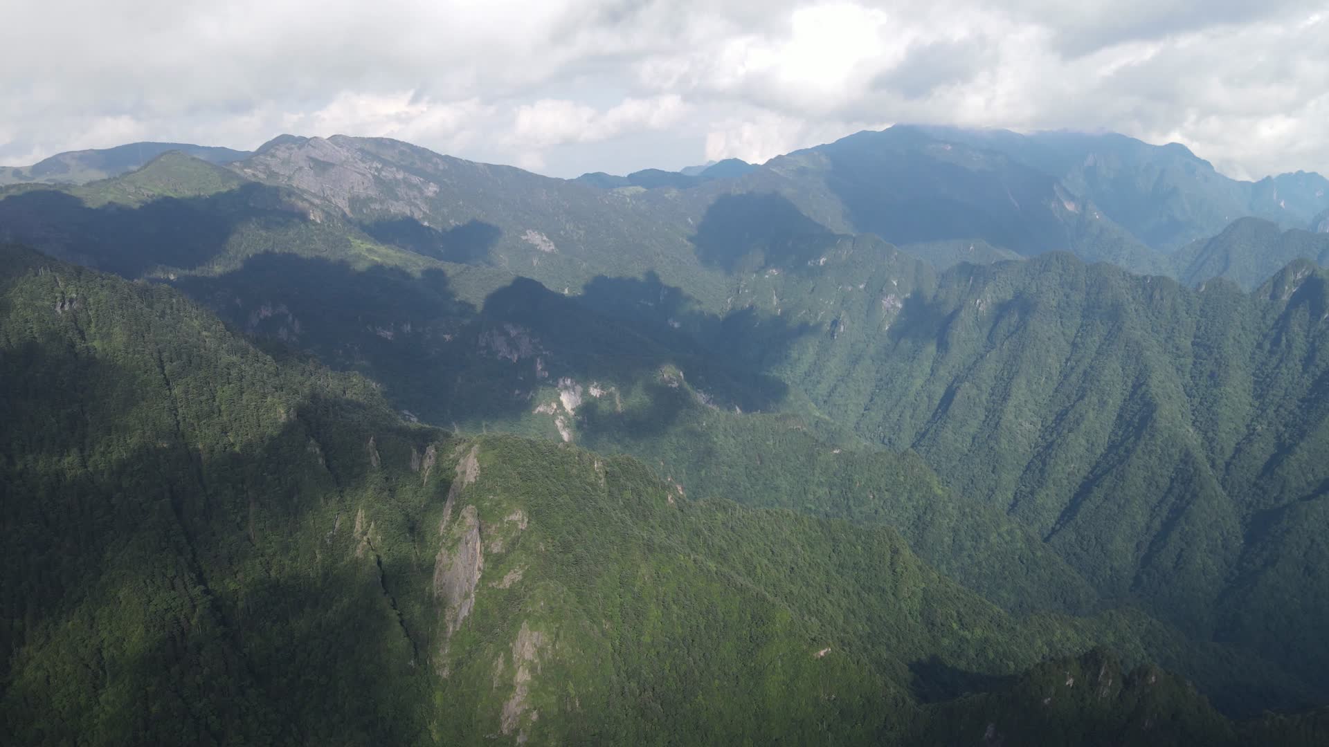 风景大自然丛山峻岭山川航拍视频的预览图