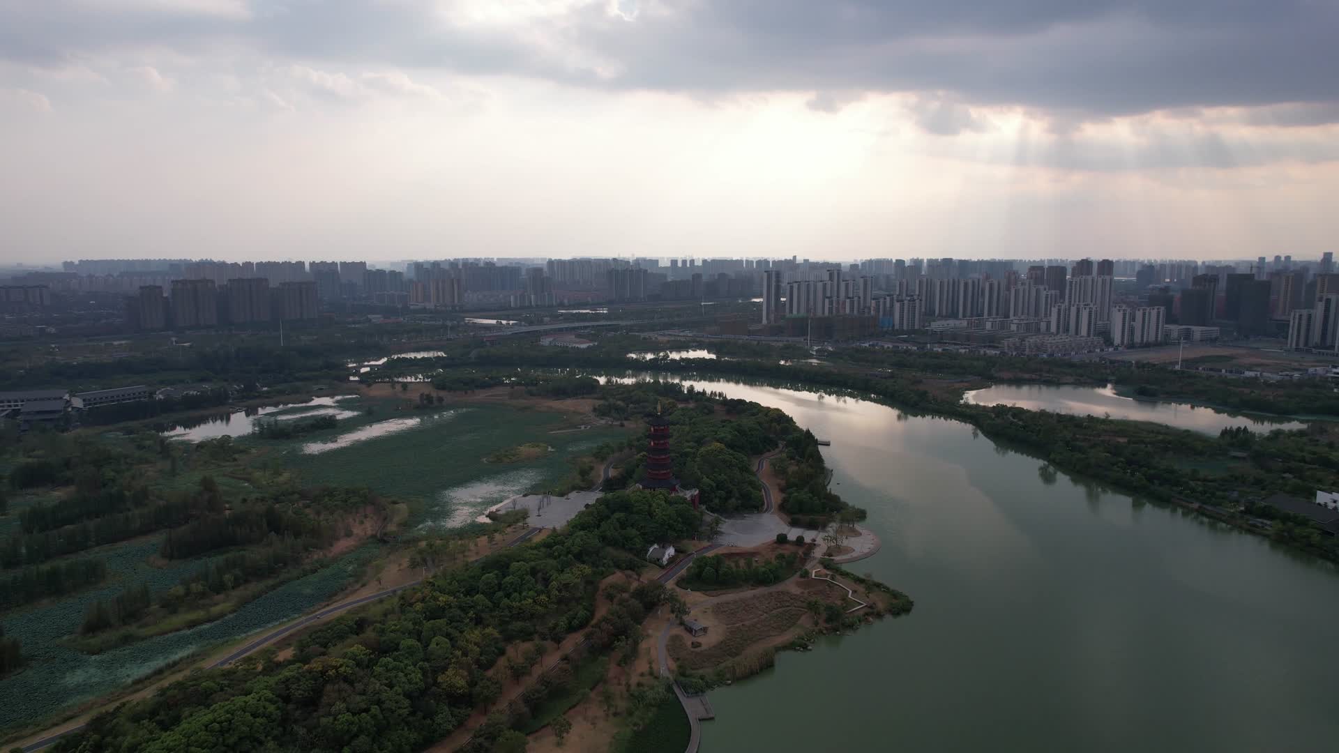 航拍江西南昌象湖湿地公园视频的预览图