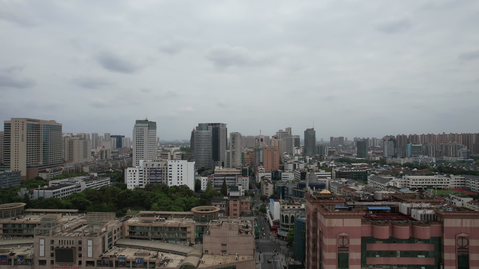 航拍江苏常州城市大景视频的预览图