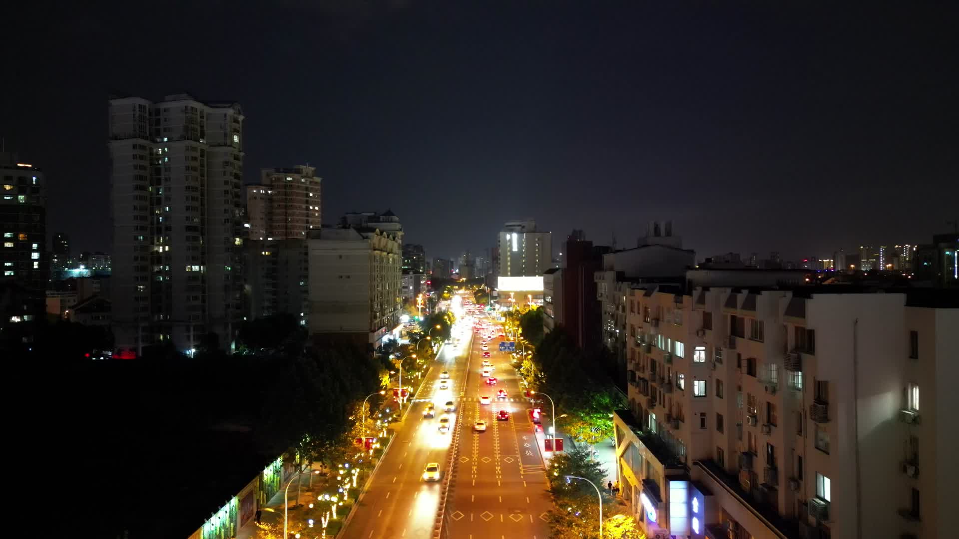 航拍无锡城市交通大道车流夜景视频的预览图