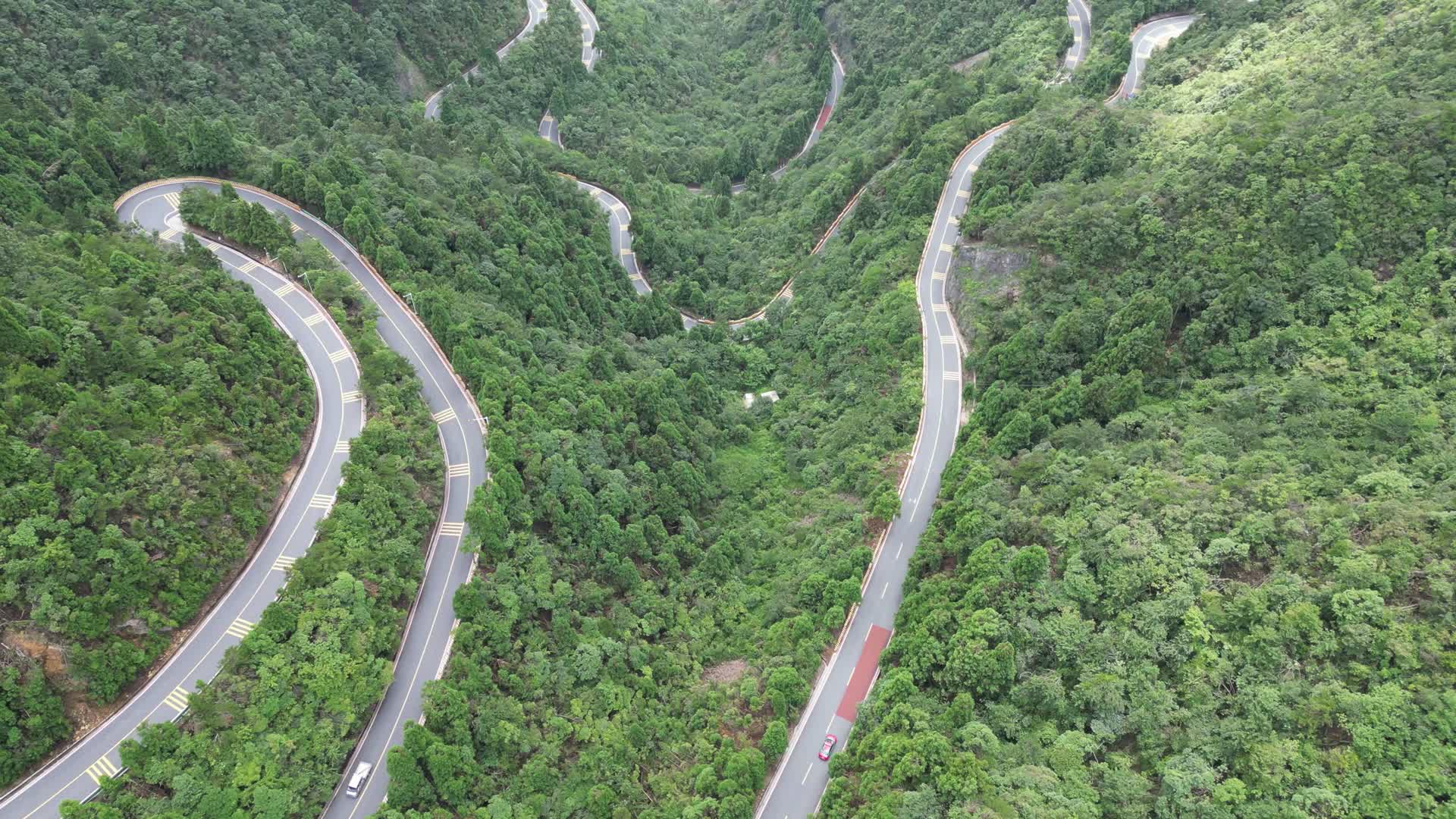 航拍江西吉安井冈山景区蜿蜒盘山公路视频的预览图