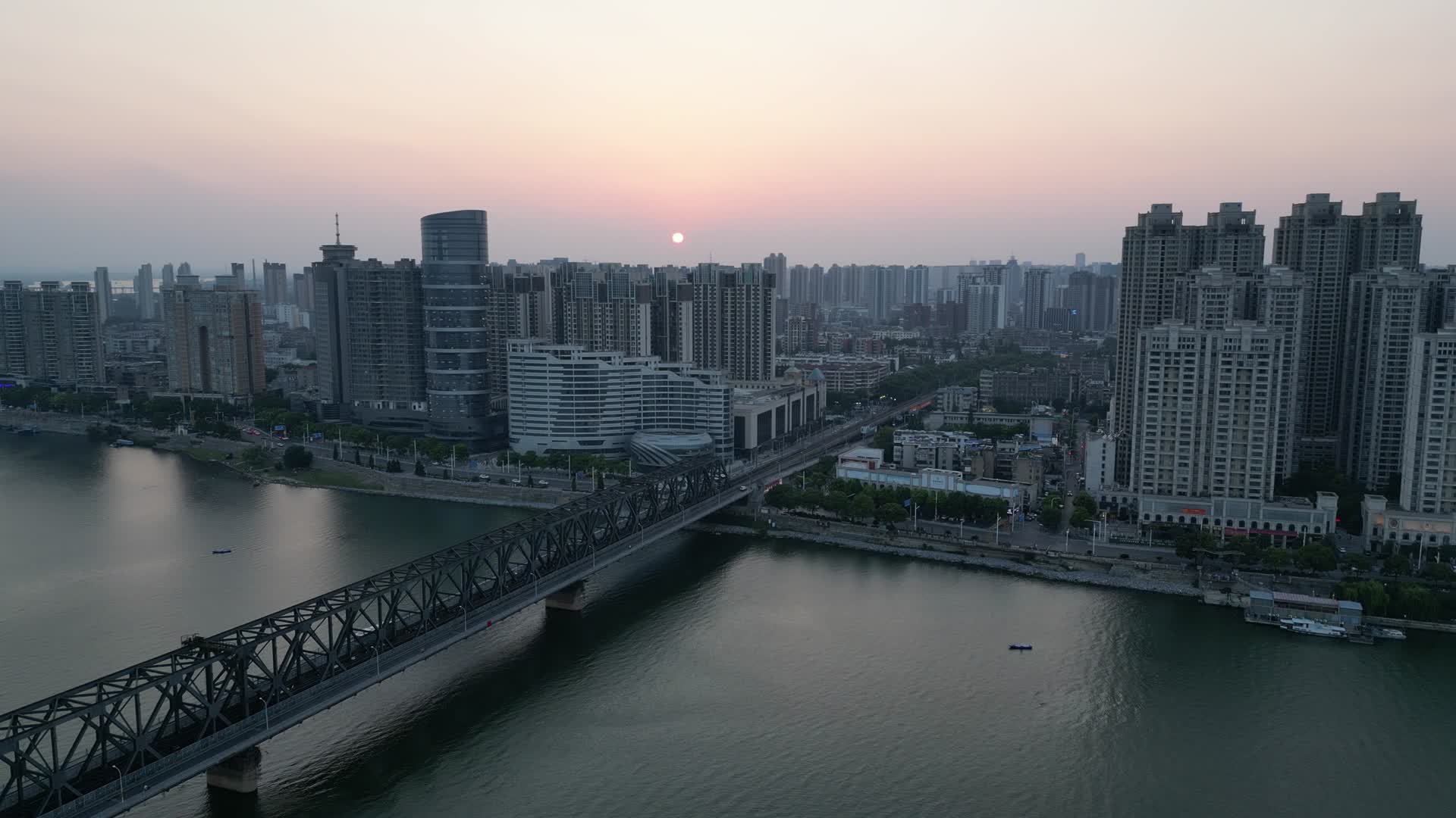 航拍城市日落晚霞夕阳湖北襄阳视频的预览图