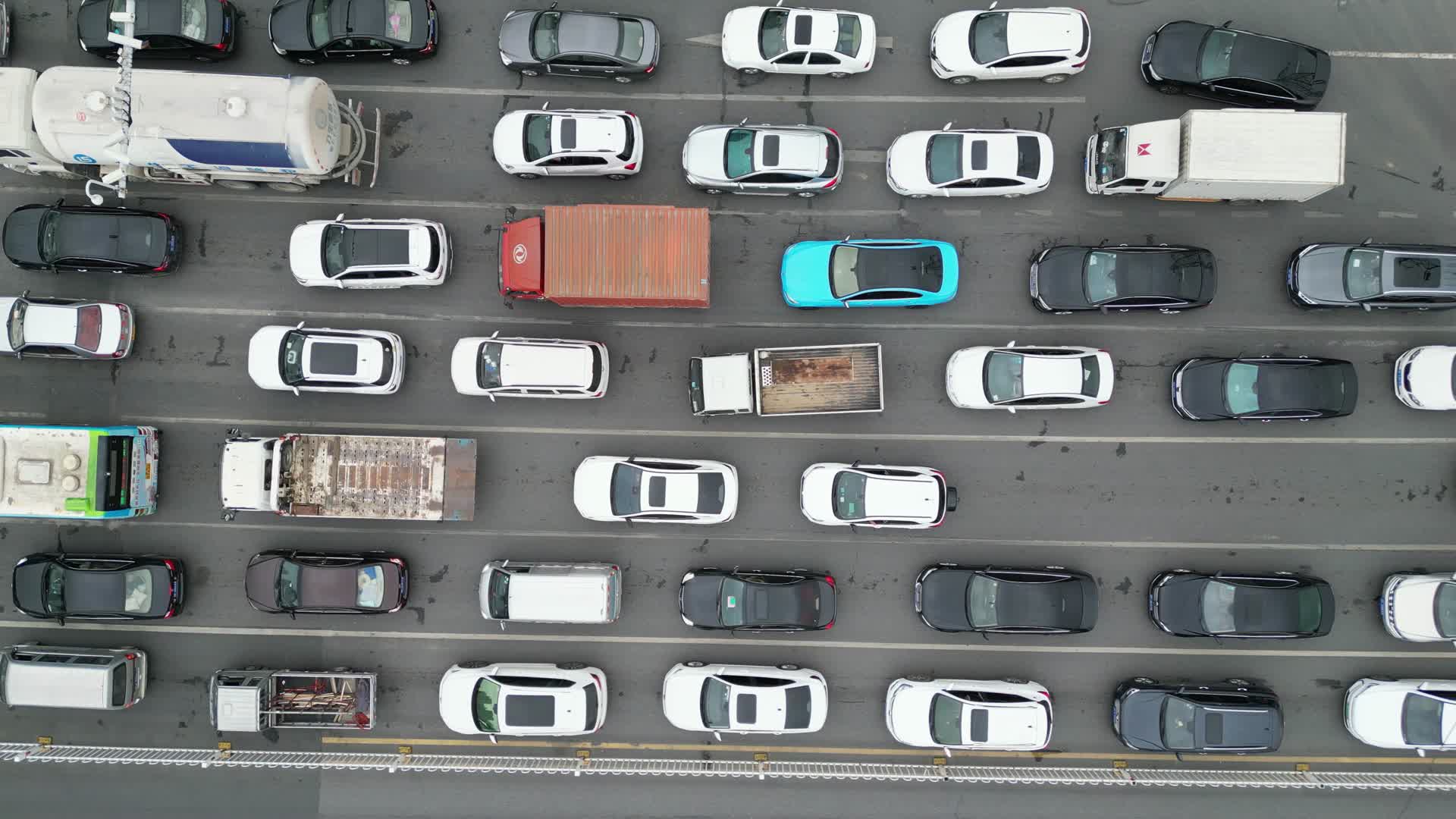 航拍城市拥堵交通视频的预览图
