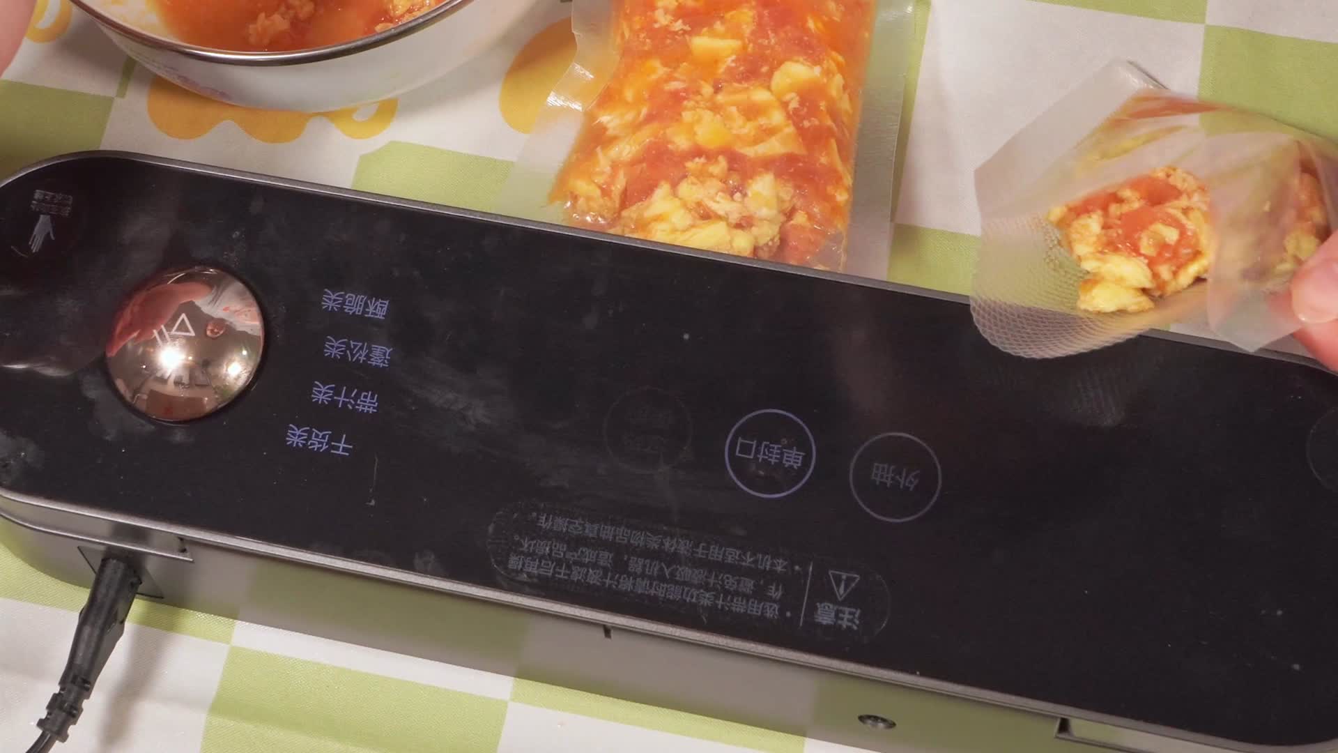 美食密封袋打包西红柿炒鸡蛋番茄鸡蛋封口机视频的预览图