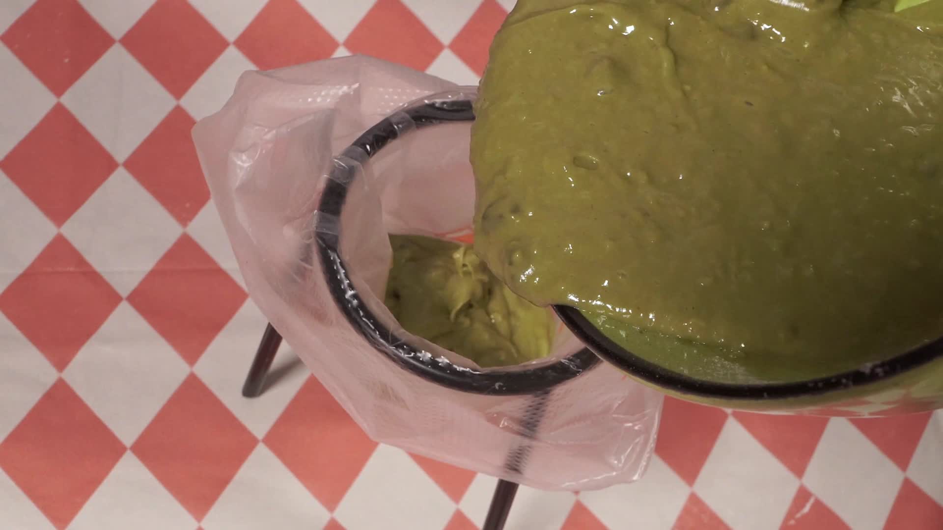 抹茶面糊倒进裱花袋烘焙甜品制作视频的预览图