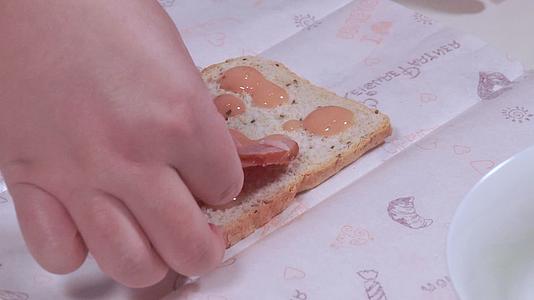 面包片加蔬菜制作健康三明治轻食视频的预览图