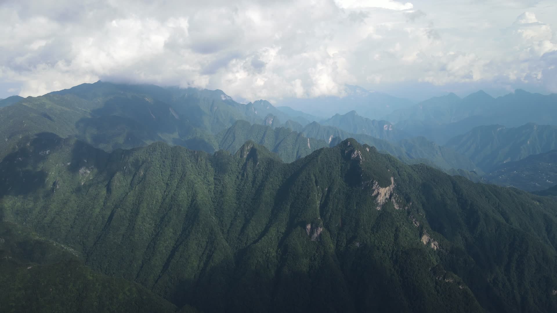 风景航拍湖北神农架5A景区视频的预览图