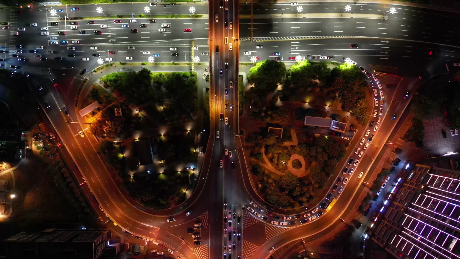 航拍湖南长沙橘子洲大桥桥头交通视频的预览图
